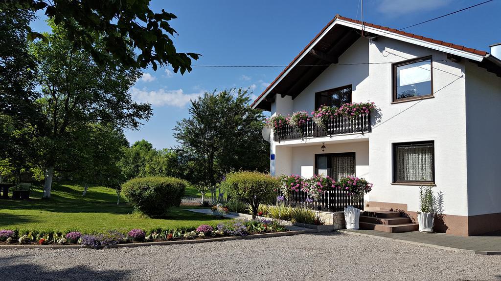 Apartment Lipa Irinovac Exterior foto